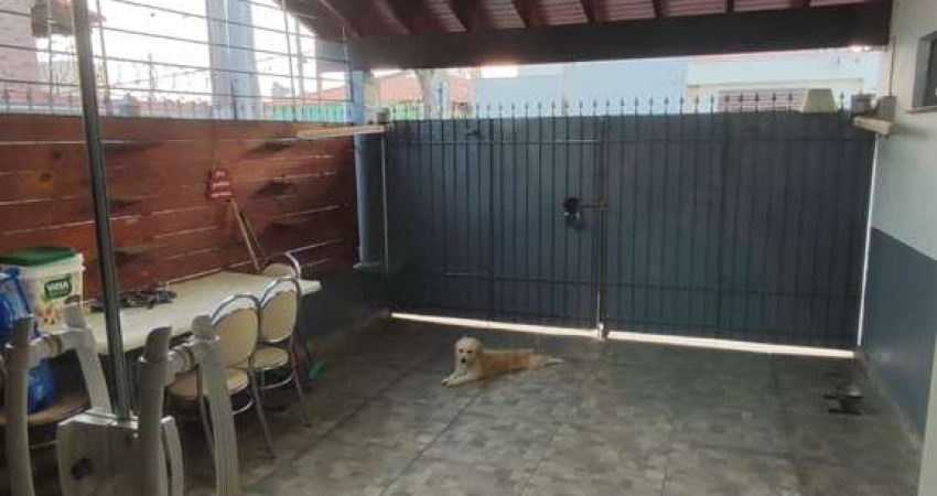 Casa - Residencial ou Comercial, com 2 dormitorios, 2 WCs., Sala, cozinha com churrasqueira, A.S.,  1 Vaga de garagem coberta. Região central, excelen