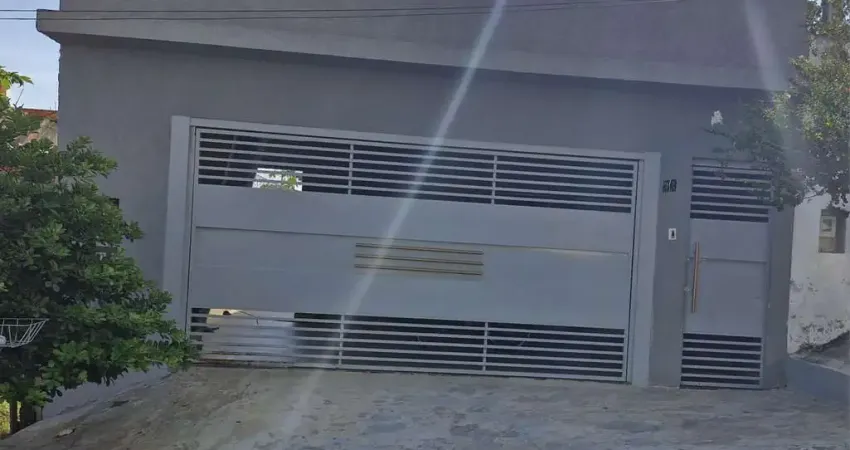 2 dormitórios, sala, cozinha, 1banheiro, área de churrasqueira, 1 banheiro externo, garagem coberta.