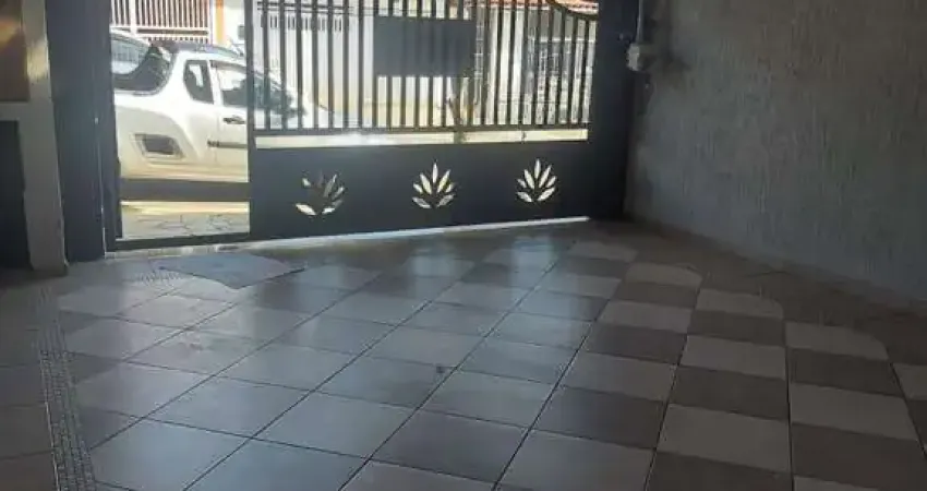 Casa com 3 Dormitórios (sendo 1 Suíte com ar condicionado),  WC. social, Sala, Cozinha planejada com cooktop e forno, A.S., Área gourmet com churrasqueira e 2 vagas de garagem coberta, portão eletrôni