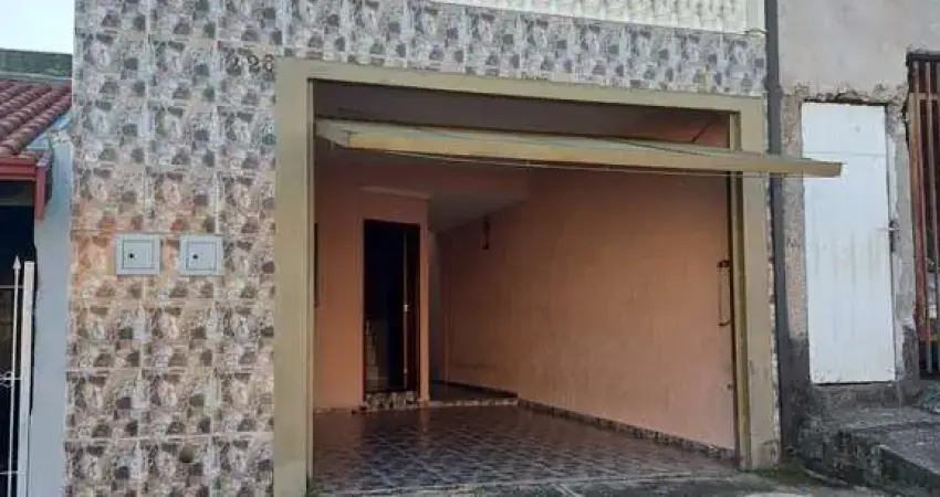 Sobrado com 6 dormitorios, 3 WCs., Sala, Cozinha, A.S., Fogão à lenha, 2 Vagas de garagem.  Excelente localização.