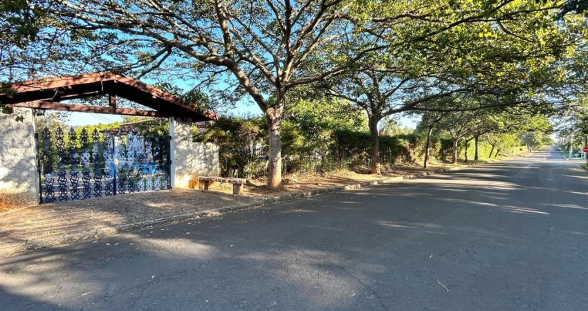 Chácara em condomínio com A/T. 3.000m² e A/C 500m², 4 Suites, WC. Social, Sala de jantar, Sala de estar, Varanda, Cozinha, Lavanderia, Área gourmet, com churrasqueira e fogão a lenha, 2 WC., Pomar, Pi