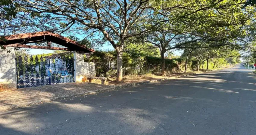 Chácara em condomínio com A/T. 3.000m² e A/C 500m², 4 Suites, WC. Social, Sala de jantar, Sala de estar, Varanda, Cozinha, Lavanderia, Área gourmet, com churrasqueira e fogão a lenha, 2 WC., Pomar, Pi
