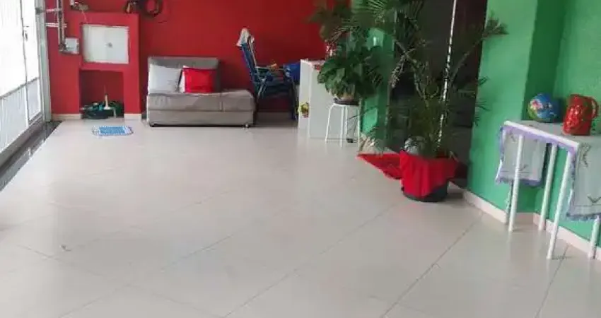 Casa - 3 dormitórios, wc. social, sala 2 ambientes, cozinha, a.s., wc., quintal, churrasqueira, 2 vagas de garagem coberta, portão eletrônico. edícula - 1 dormitório, wc., sala, cozinha e a.s. escola,