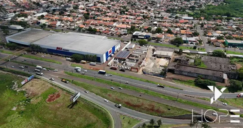 Amplo barracão comercial de 700 m² as margens da avenida tiradentes