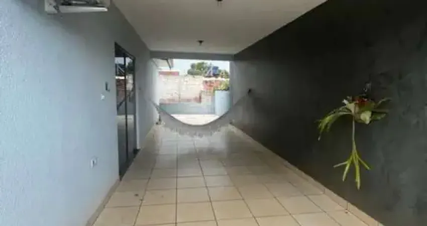 ? CASA ESPAÇOSA EM TERRENO INTEIRO EM MARINGÁ!