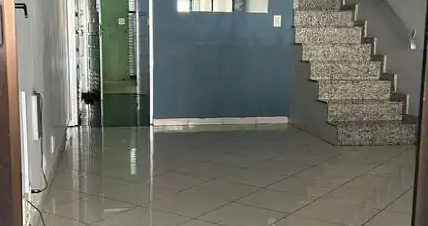 Sobrado Padrão com 100m² com 3 dorms, 1 vaga coberta, quintal em  localização privilegiada no Sacomã/Zsul