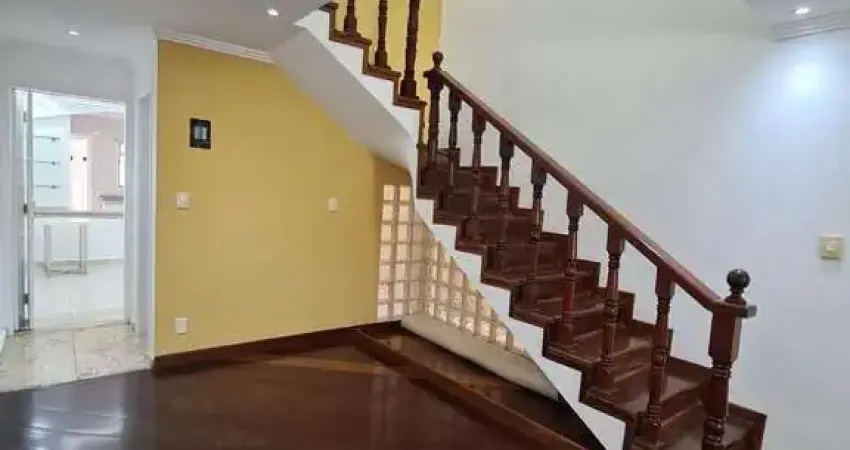 Sobrado com 3 suítes e  4 vagas em Vila Pires, Santo André/SP !!