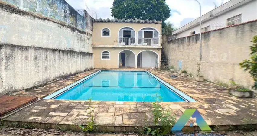 Casa com piscina em  300m² na Vila das Mercês - Região da Saúde/Zsul.