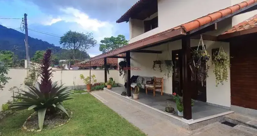 Casa com 3 quartos sendo 1 suíte, 239 m² em Calos Guinle - Teresópolis/RJ