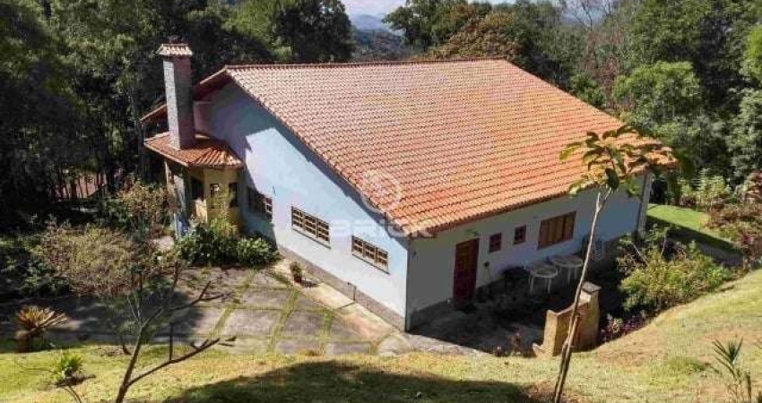 Casa com 4 quartos sendo 2 suítes com 4.864 m² de terreno em condomínio em Quebra Frascos - Teresópolis/RJ.