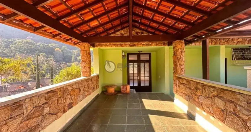Casa com 3 quartos sendo 2 suítes, 227 m² no Parque do Ingá- Teresópolis/RJ