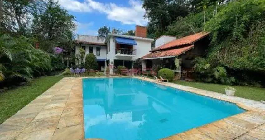 Casa com 5 quartos sendo 3 suítes em condomínio no Parque do Imbuí - Teresópolis/RJ.