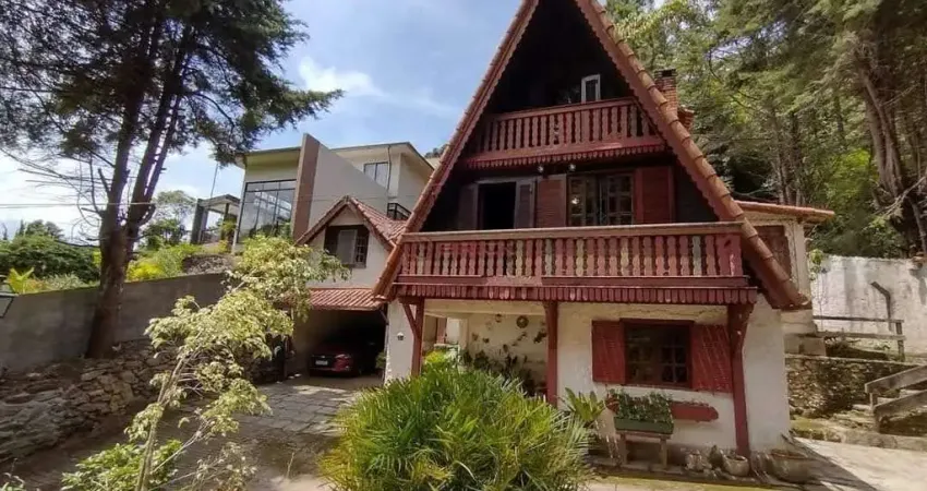 Chalé com 3 quartos sendo 1 suíte, 910 m² de terreno na Cascata dos Amores - Teresópolis/RJ.