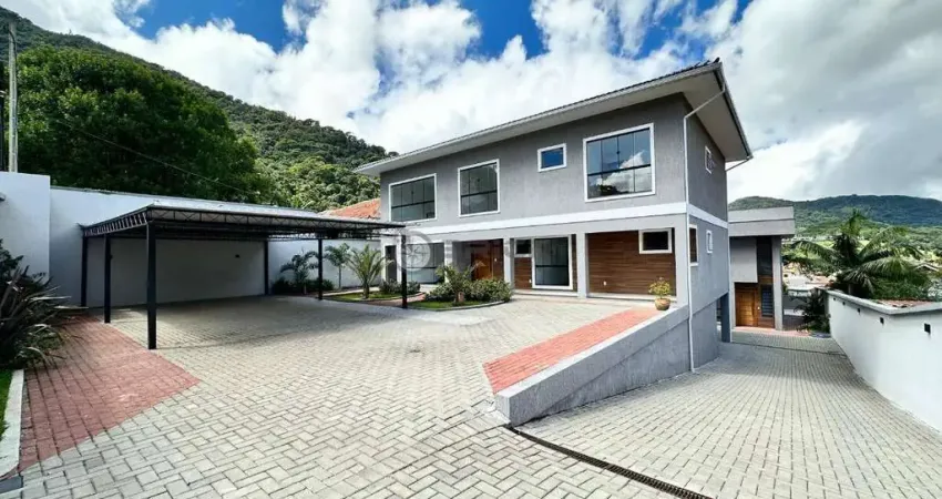 Casa linear com 3 quartos sendo 2 suítes em condomínio no Alto - Teresópolis/RJ.