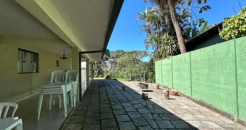 Casa com 5 quartos sendo 3 suítes no Comary - Teresópolis/RJ.