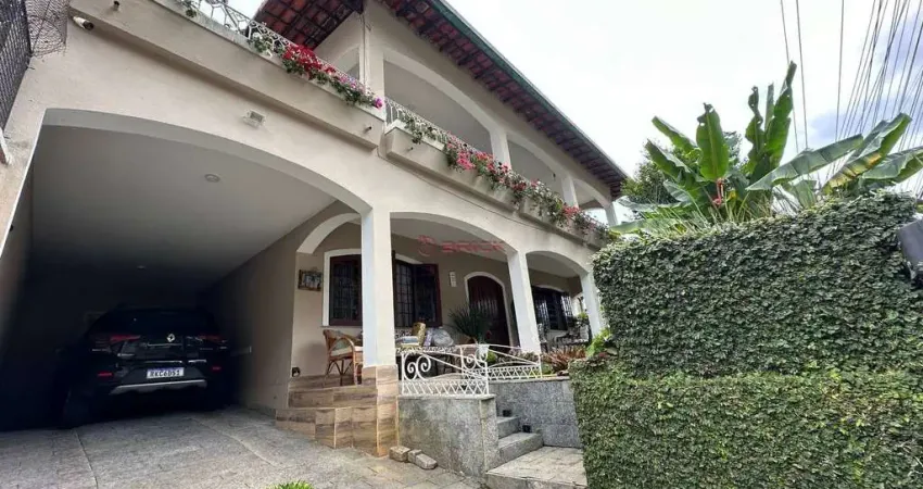 Casa independente com 4 quartos sendo 2 suítes no Vale do Paraíso - Teresópolis/RJ.