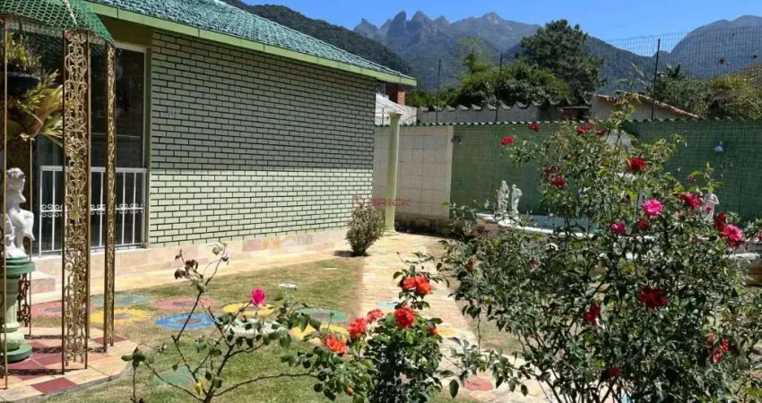 Casa linear com 3 quartos sendo 2 suítes no comary - teresópolis/rj.