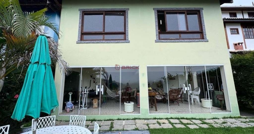 Casa com 4 quartos sendo 1 suíte em condomínio em Albuquerque - Teresópolis/RJ.