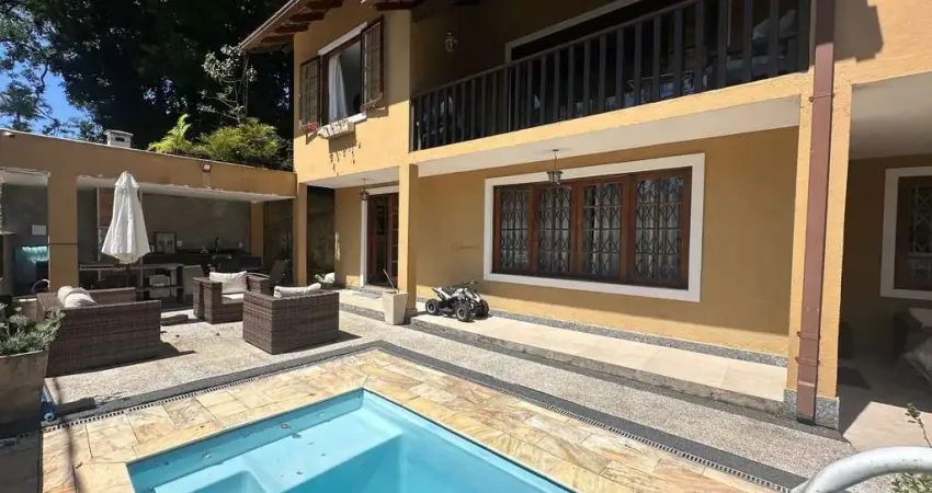 Casa independente com 6 quartos sendo 2 suítes no Comary - Teresópolis/RJ.