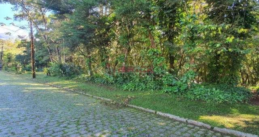 Terreno com 4 mil m² em condomínio no Comary - Teresópolis/RJ.