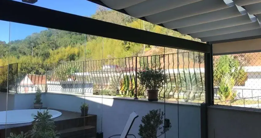 Cobertura com 4 quartos sendo 3 suítes, 186 m² na Tijuca - Teresópolis/RJ.