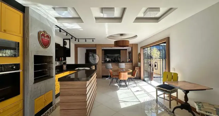 Cobertura duplex com 3 quartos sendo 1 suíte, 298 m² em Agriões - Teresópolis/RJ.