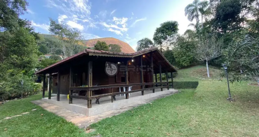 Casa linear com 3 quartos sendo 1 suíte, com 3.200 m² de terreno no Parque do Imbuí - Teresópolis/RJ.
