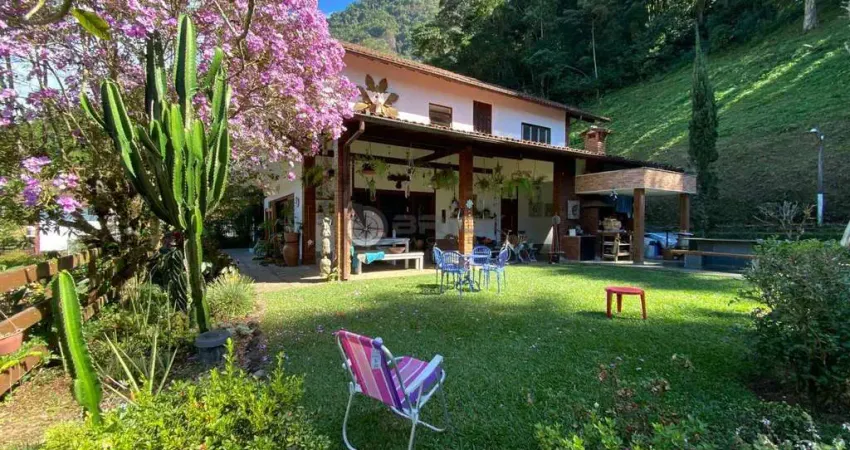 Casa com 3 suítes em condomínio na Granja Guarani - Teresópolis/RJ.