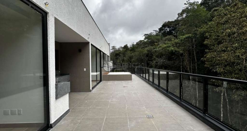 Cobertura linear com 3 quartos sendo 1 suíte, 145 m² no Alto - Teresópolis/RJ.