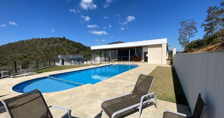 Terreno em aclive com 364 m² em condomínio em Albuquerque - Teresópolis/RJ.