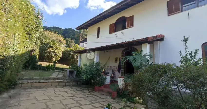 Casa para venda independente com 3 quartos no Golfe, Teresópolis/RJ.