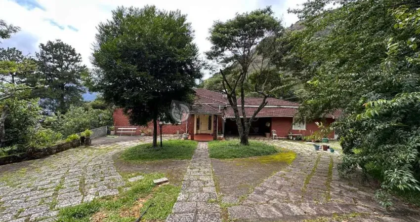 Casa com 5 quartos sendo 3 suítes na Cascata dos Amores - Teresópolis/RJ.