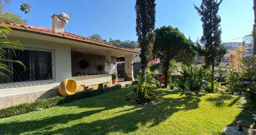 Casa para venda de 3 quartos com 400 m² de terreno + casa de caseiro no São Pedro, Teresópolis/RJ.