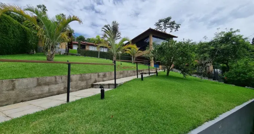 Casa com 3 quartos sendo uma suíte, em condomínio em Albuquerque, Teresópolis/RJ.