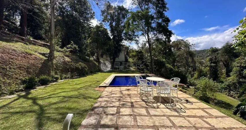 Casa com 5 quartos sendo 1 suíte, 238,74 m² em Albuquerque - Teresópolis/RJ.