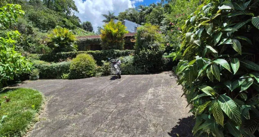 Casa para venda com 3 quartos sendo 1 suíte, 155 m² em Pimenteiras - Teresópolis/RJ.