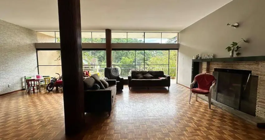 Casa à venda com 4 quartos sendo 1 suíte, 202.81 m² em Agriões - Teresópolis/RJ.