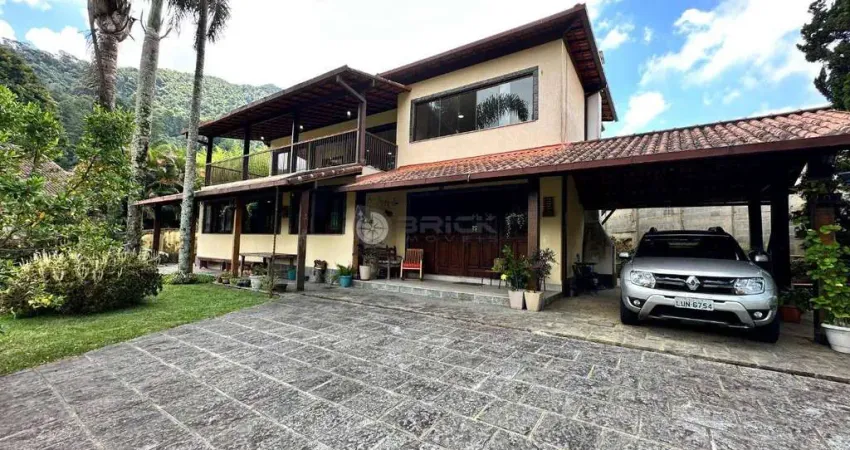 Casa para venda com 6 quartos sendo 3 suítes, 407 m² no Comary - Teresópolis/RJ.
