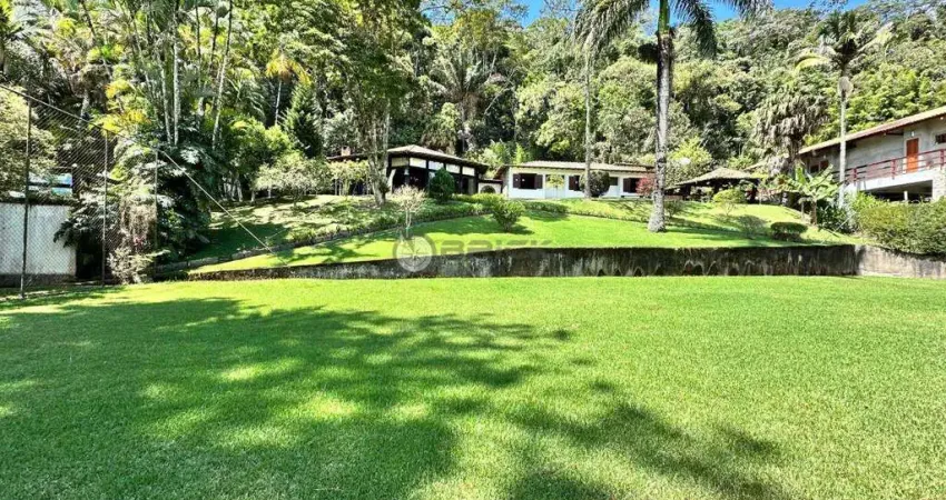 Casa à venda com 3 quartos + duas casas de caseiro, 4.000 m² de terreno em condomínio em Albuquerque - Teresópolis/RJ.