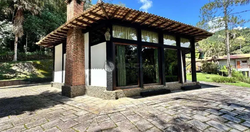 Casa à venda com 3 quartos + duas casas de caseiro, 4.000 m² de terreno em condomínio em albuquerque - teresópolis/rj.