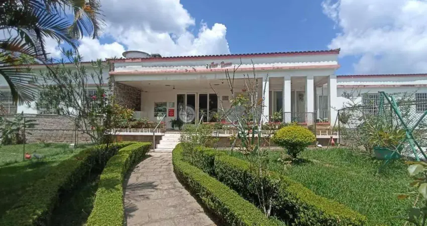 Casa comercial para venda e locação com 5 suítes, 2.818,12 m² de terreno, no Alto - Teresópolis/RJ.