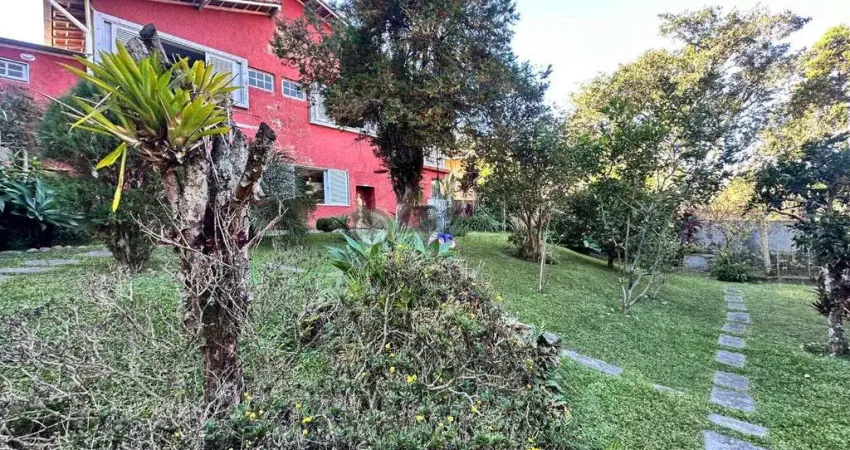 Casa para venda com 4 quartos sendo 2 suítes, 200 m² em Iucas - Teresópolis/RJ.