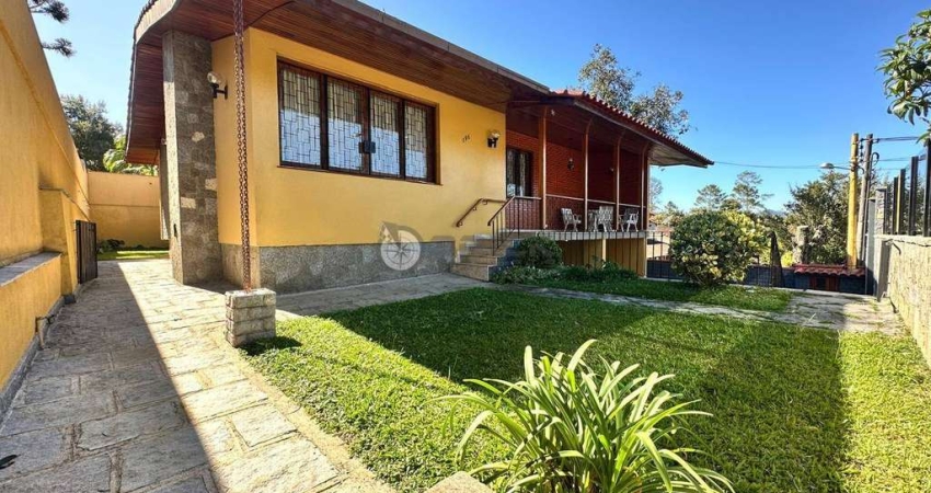 Casa linear para venda com 5 quartos sendo 3 suítes, 455 m² de terreno em Iúcas - Teresópolis/RJ.
