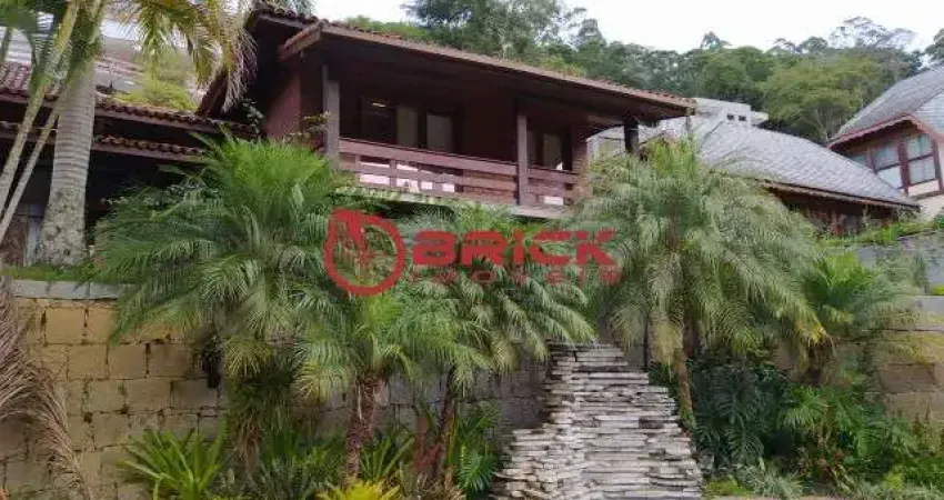 Casa com 5 suítes em condomínio em Quebra Frascos - Teresópolis/RJ.