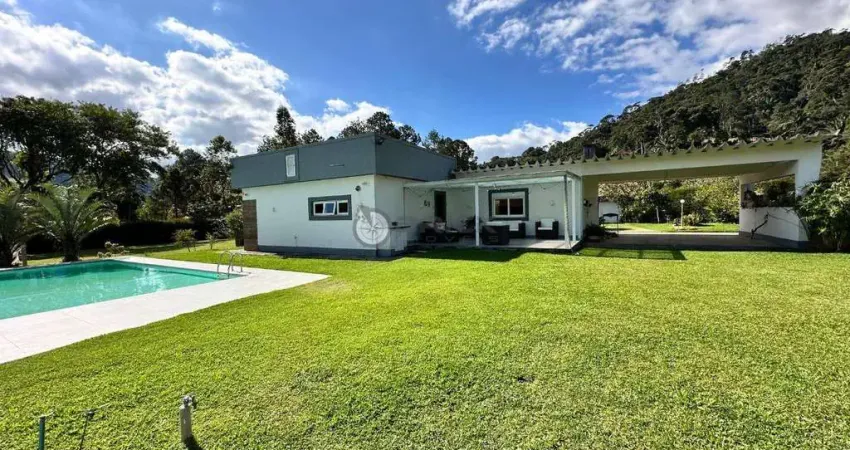 Casa à venda com 4 quartos sendo 3 suítes, 3.000 m² de terreno plano em Albuquerque - Teresópolis/RJ.