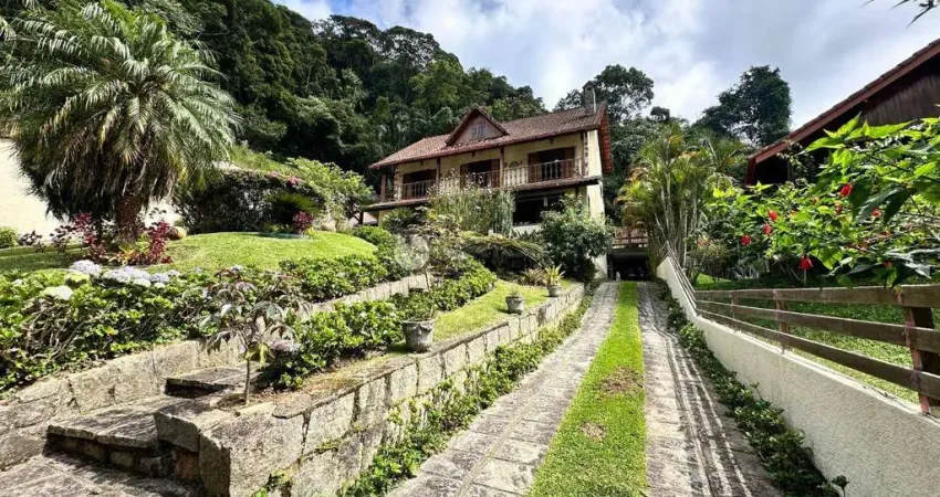 Casa à venda com 5 quartos sendo 1 suíte, 835 m² de terreno em condomínio no Comary - Teresópolis/RJ.
