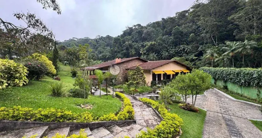 Casa com 4 quartos, 3.600 m² de terreno em condomínio no Comary - Teresópolis/RJ.