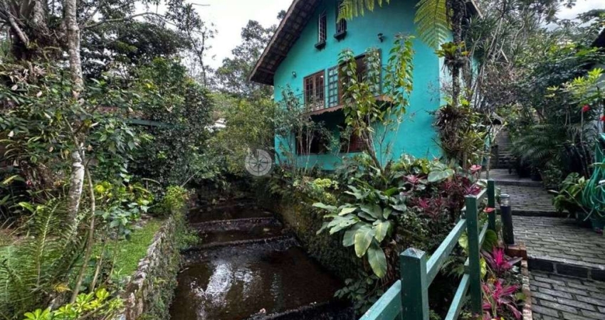 Casa em condomínio com 4 quartos sendo 3 suítes, 195 m² no Comary - Teresópolis/RJ.