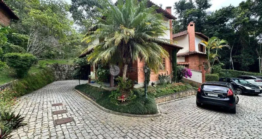 Casa à venda com 3 quartos sendo 1 suíte, 155 m² em condomínio em Quebra Frascos - Teresópolis/RJ.