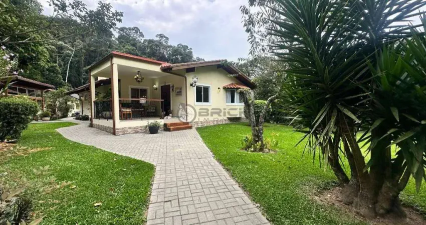 Casa à venda com 4 quartos sendo 3 suítes, 3.100 m² plano em Albuquerque - Teresópolis/RJ.